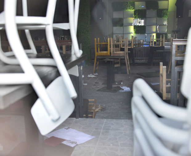 ЗАСТРАШУЈУЋИ СНИМАК ИЗ БЕТОН ХАЛЕ: Ноћни провод се претворио у хорор, девојке вриште после тутњаве хулигана који су демолирали локал (Видео/Фото)